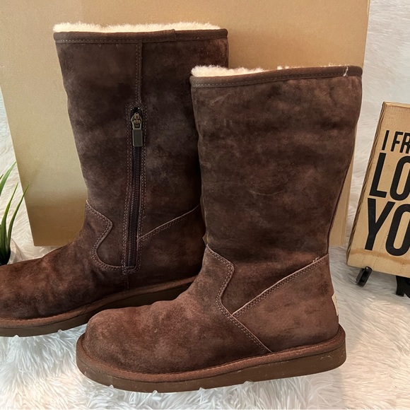 UGG Women Fairfax II Boots - LIKE NEW! - Picture 2 of 9